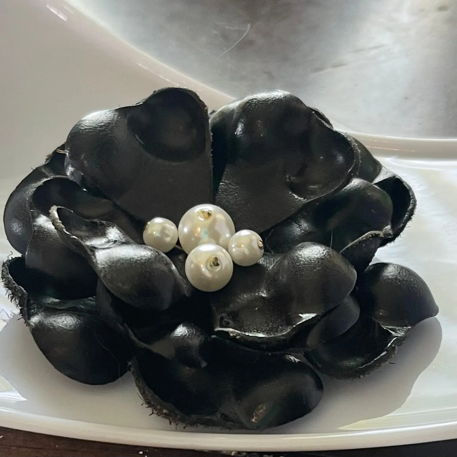 Vintage Black Leather Faux Pearl Floral Brooch Womans Casual Fashion Pin