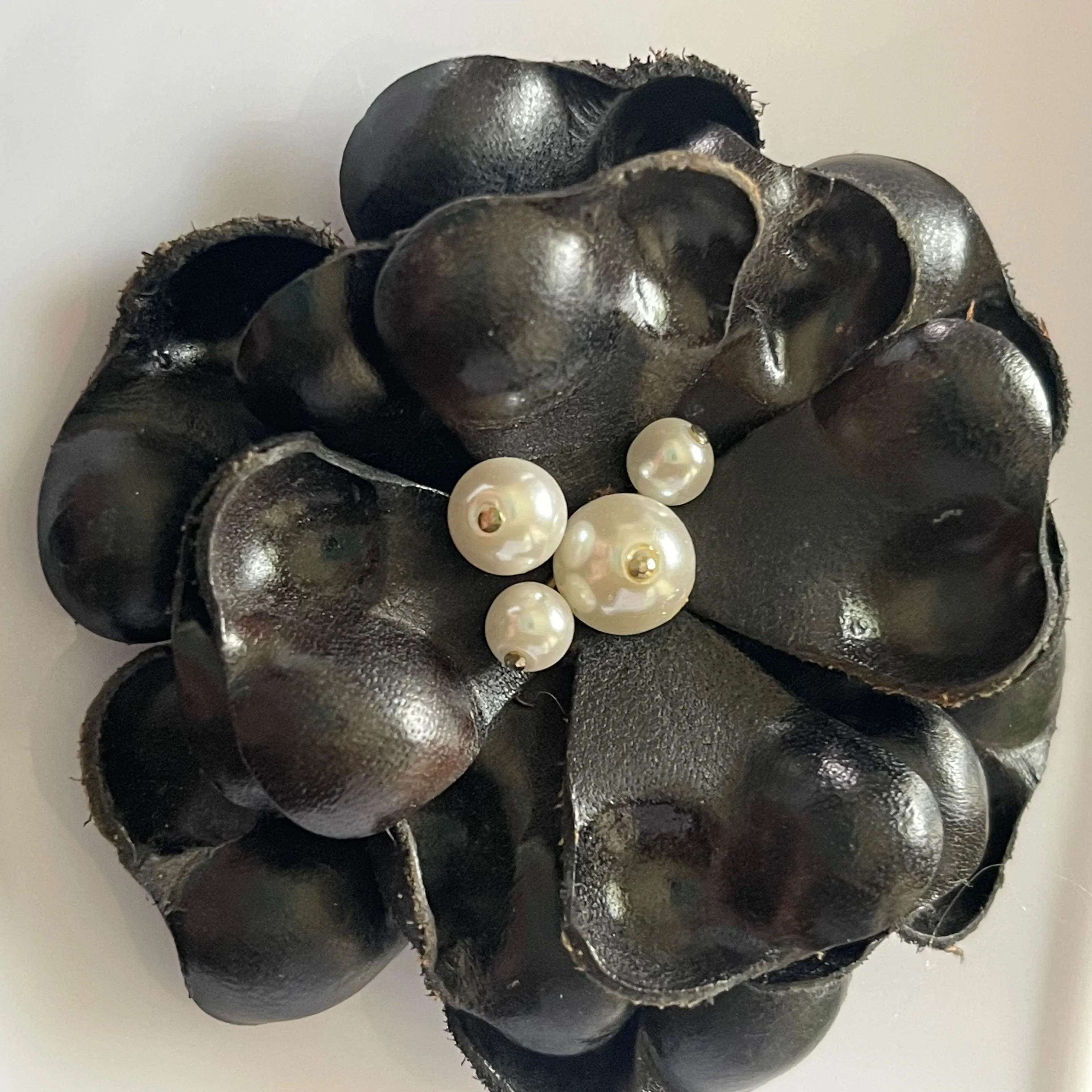 Vintage Black Leather Faux Pearl Floral Brooch Womans Casual Fashion Pin