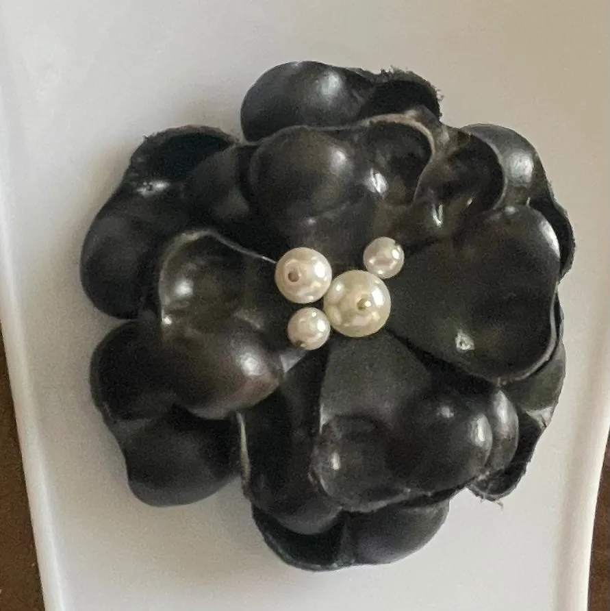 Vintage Black Leather Faux Pearl Floral Brooch Womans Casual Fashion Pin